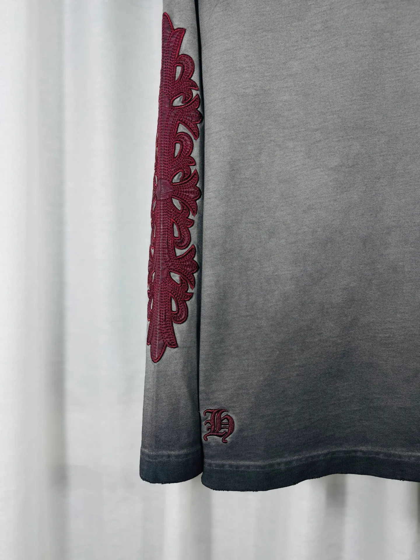 P260 ch high version Chrome Hearts 2025 new autumn and winter cross patch washed spray horse slip leather long-sleeved T-shirt, fabric: 26 double yarns, 320 grams weight, Angora red thread weaving, heavy wash water ➕ fried color + spray horse slip printing process: patch embroidery, secondary color spray horse slip process Color: charcoal gray Size: S M L XL Style number: 5176